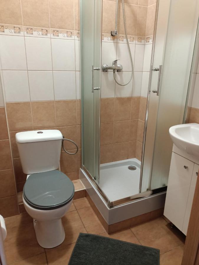 Pokoje Pod Swierkiem Swarzędz Esterno foto