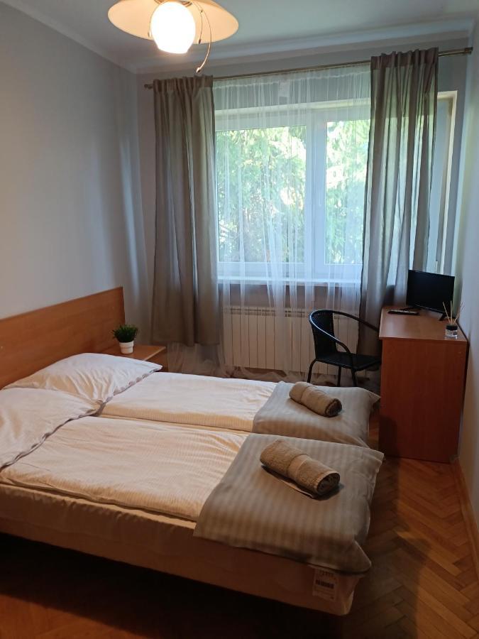 Pokoje Pod Swierkiem Swarzędz Esterno foto
