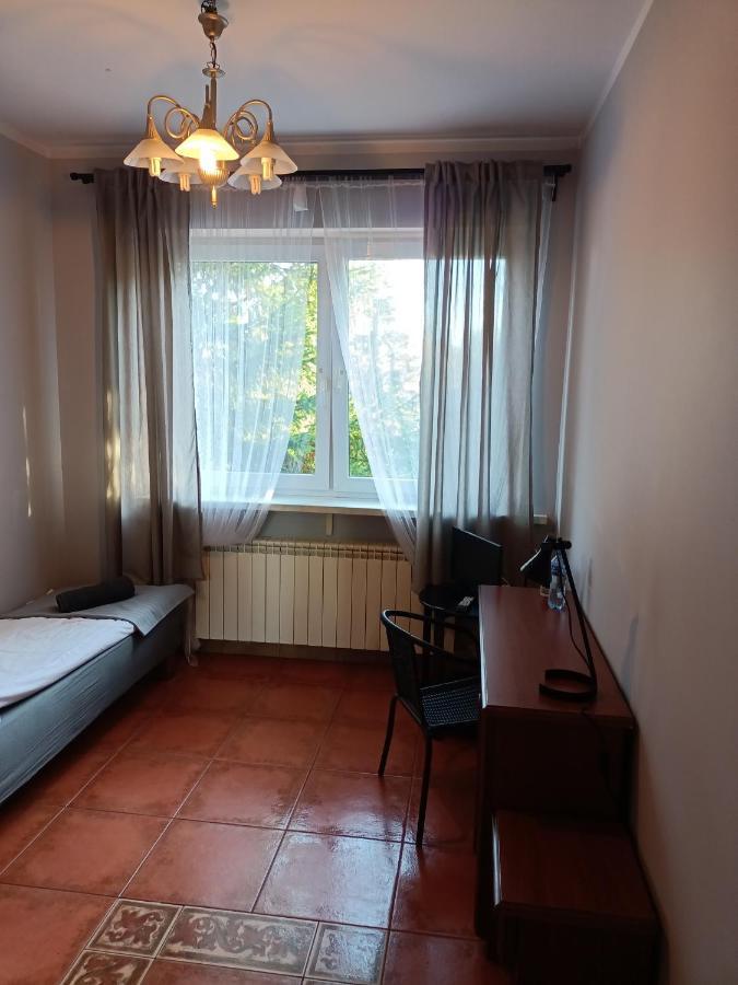 Pokoje Pod Swierkiem Swarzędz Esterno foto