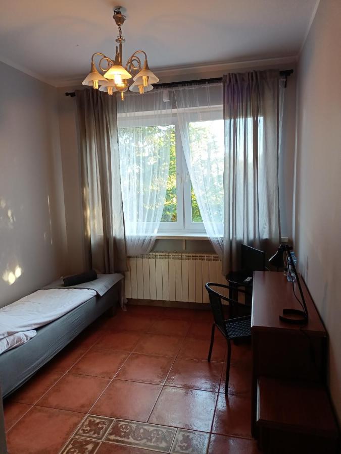 Pokoje Pod Swierkiem Swarzędz Esterno foto