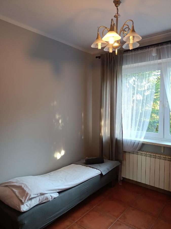 Pokoje Pod Swierkiem Swarzędz Esterno foto