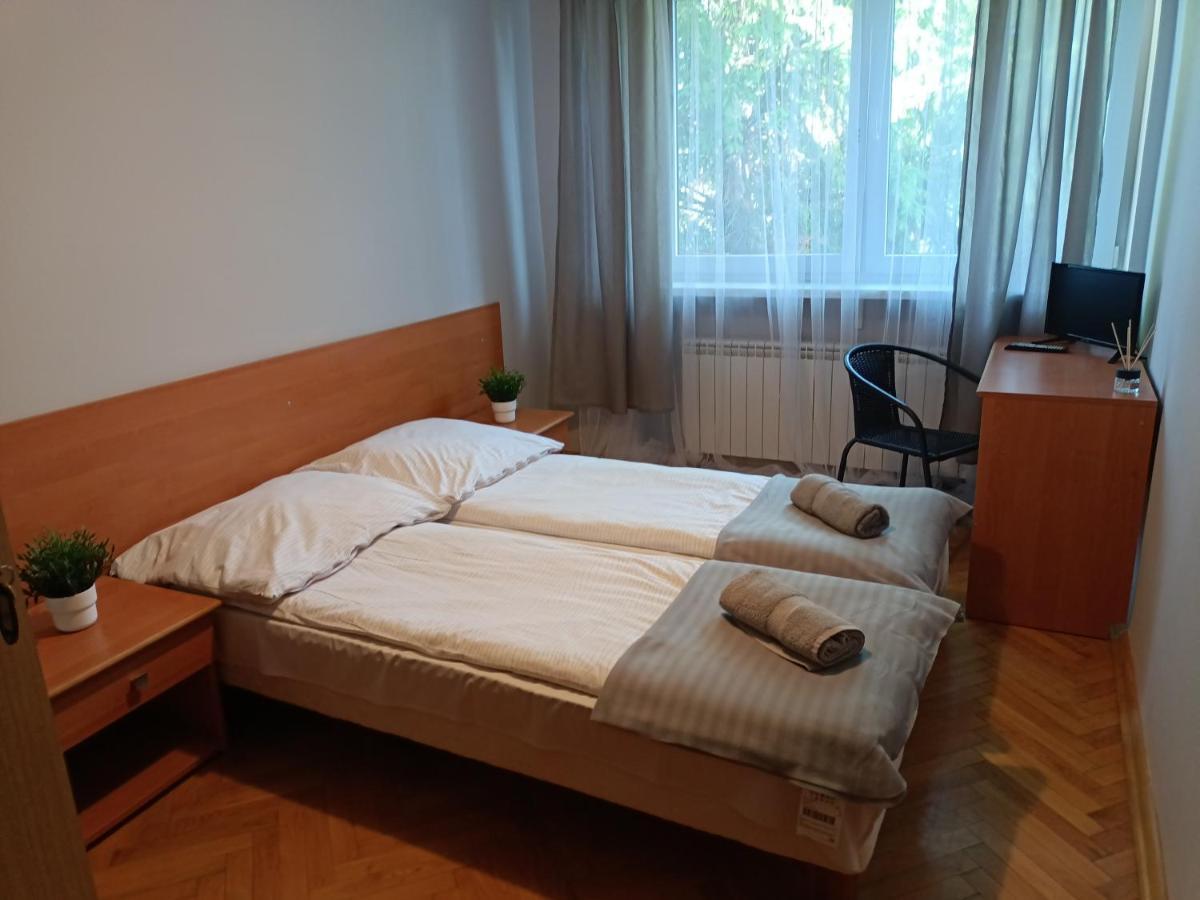 Pokoje Pod Swierkiem Swarzędz Esterno foto