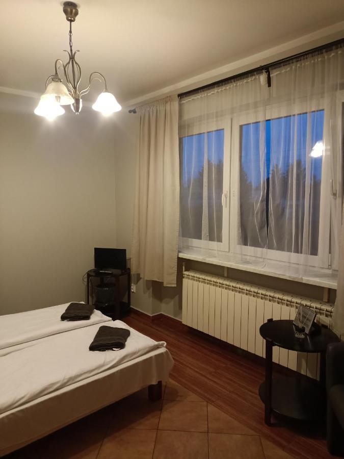 Pokoje Pod Swierkiem Swarzędz Esterno foto