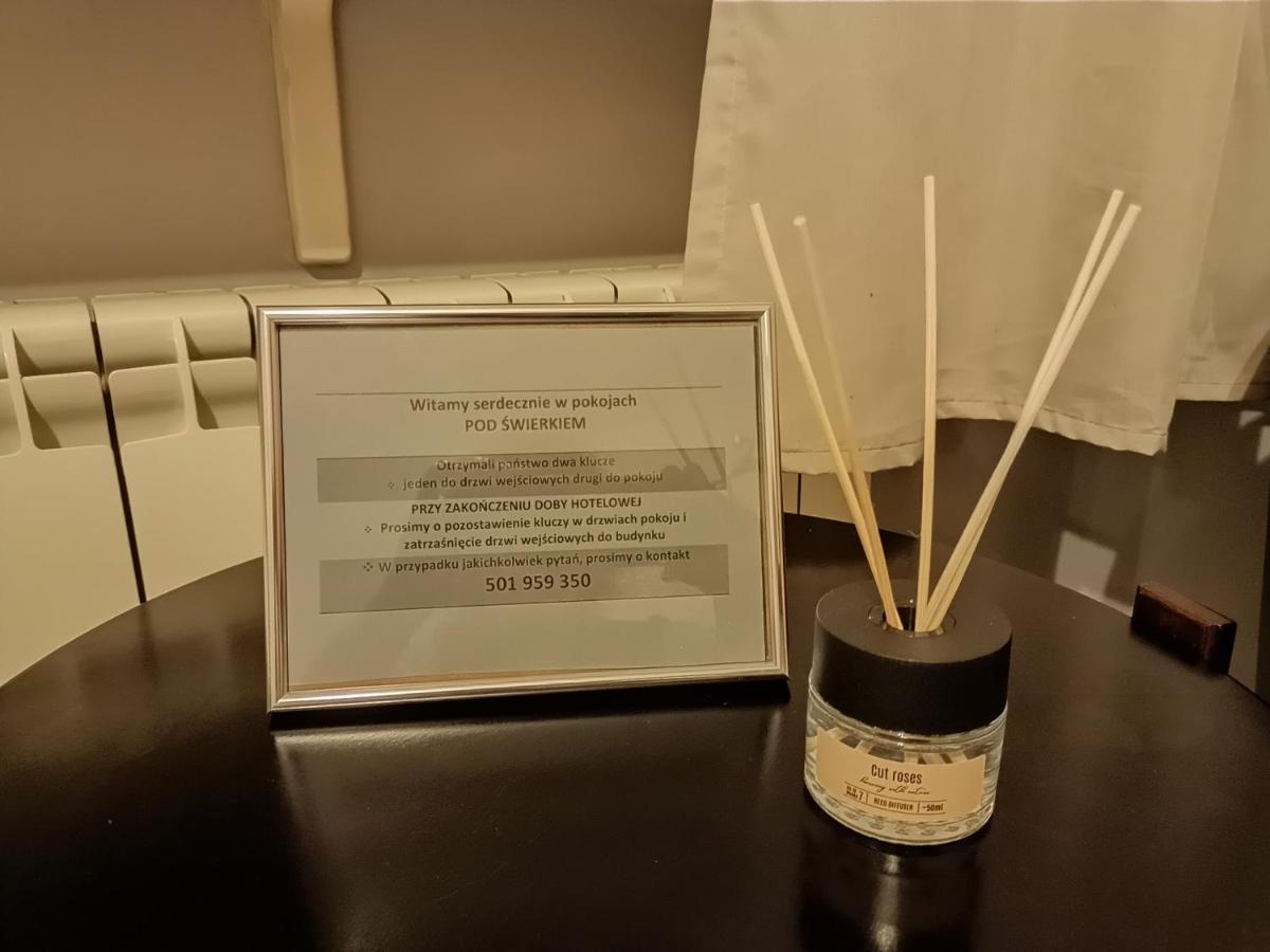 Pokoje Pod Swierkiem Swarzędz Esterno foto
