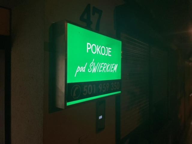 Pokoje Pod Swierkiem Swarzędz Esterno foto