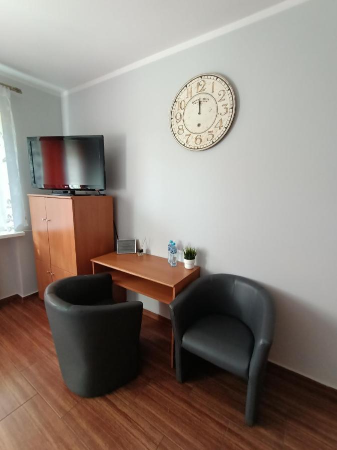Pokoje Pod Swierkiem Swarzędz Esterno foto