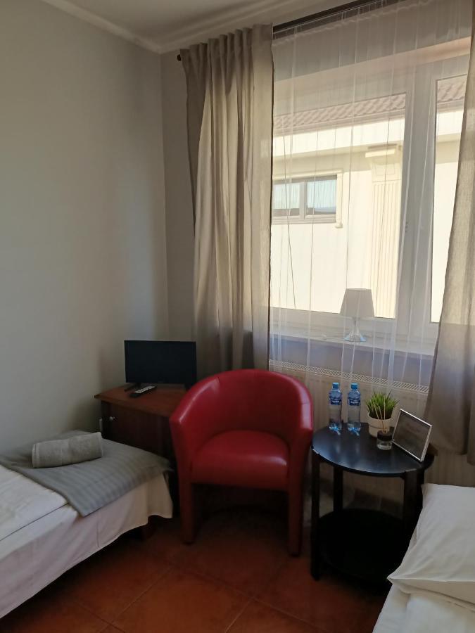 Pokoje Pod Swierkiem Swarzędz Esterno foto