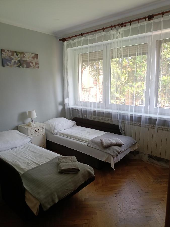 Pokoje Pod Swierkiem Swarzędz Esterno foto