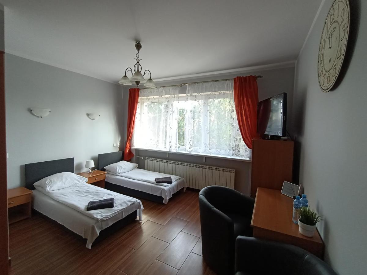 Pokoje Pod Swierkiem Swarzędz Esterno foto