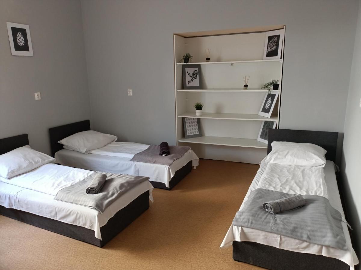 Pokoje Pod Swierkiem Swarzędz Esterno foto
