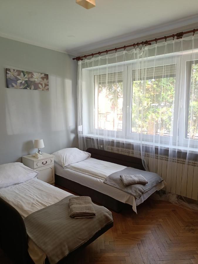 Pokoje Pod Swierkiem Swarzędz Esterno foto