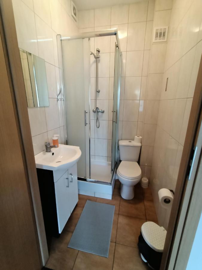 Pokoje Pod Swierkiem Swarzędz Esterno foto