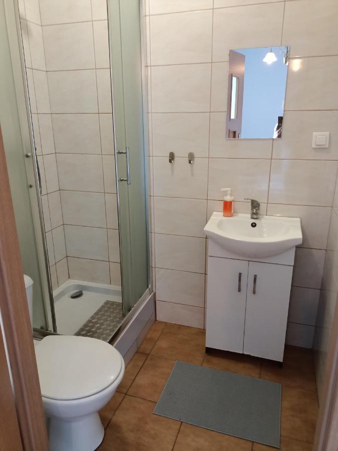 Pokoje Pod Swierkiem Swarzędz Esterno foto