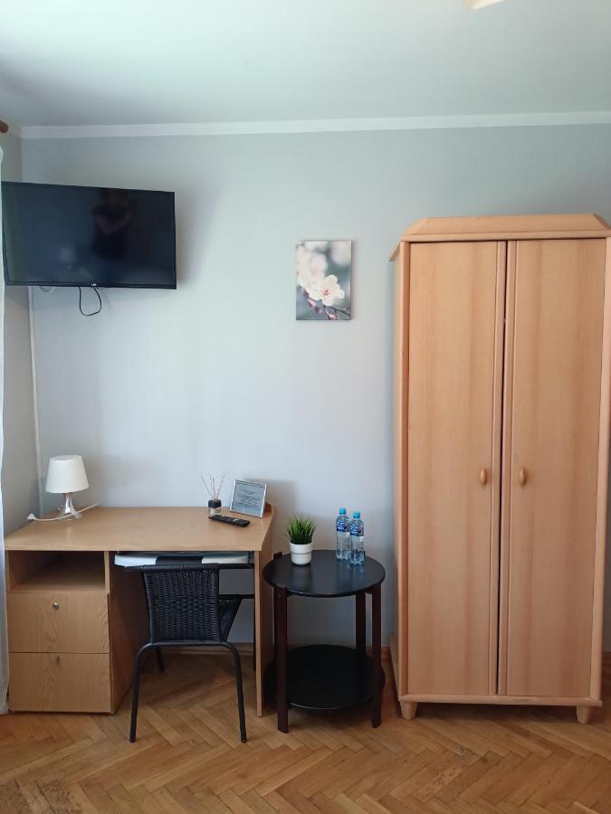Pokoje Pod Swierkiem Swarzędz Esterno foto