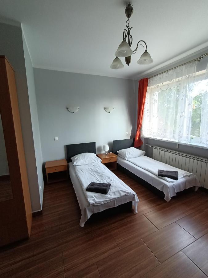 Pokoje Pod Swierkiem Swarzędz Esterno foto