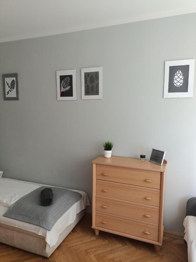 Pokoje Pod Swierkiem Swarzędz Esterno foto