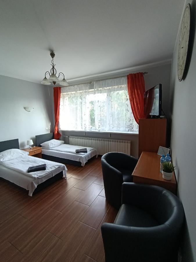 Pokoje Pod Swierkiem Swarzędz Esterno foto
