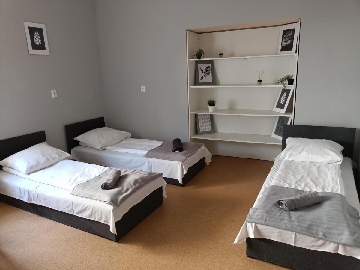 Pokoje Pod Swierkiem Swarzędz Esterno foto