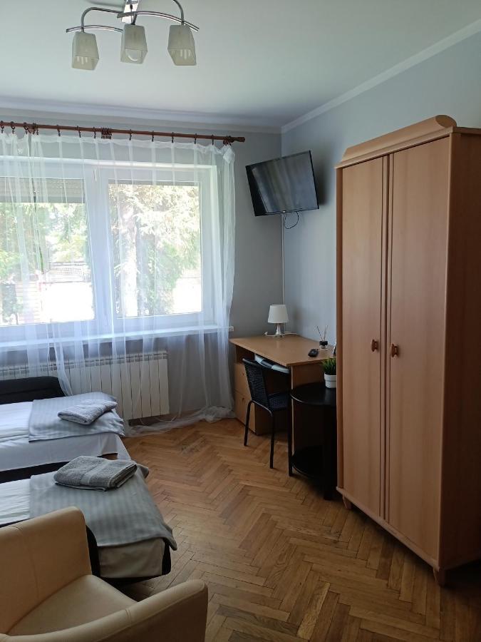 Pokoje Pod Swierkiem Swarzędz Esterno foto