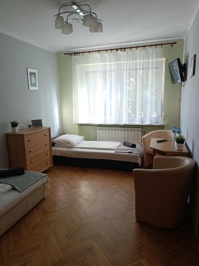 Pokoje Pod Swierkiem Swarzędz Esterno foto