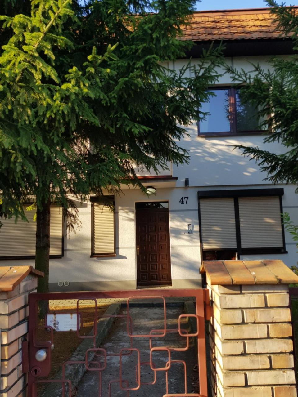 Pokoje Pod Swierkiem Swarzędz Esterno foto