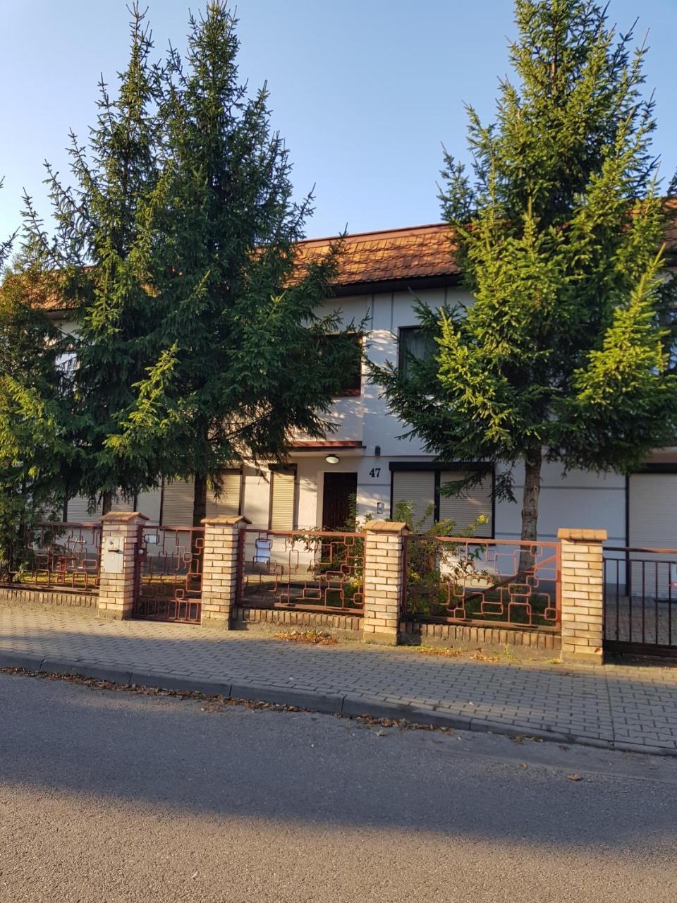Pokoje Pod Swierkiem Swarzędz Esterno foto
